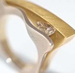 Ring aus Weiß- und Gelbgold mit Diamant Ring aus Weiß- und Gelbgold mit Diamant